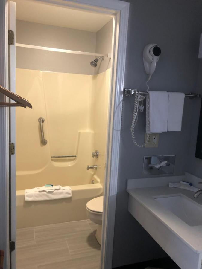 Adams Inn And Suites Экстерьер фото